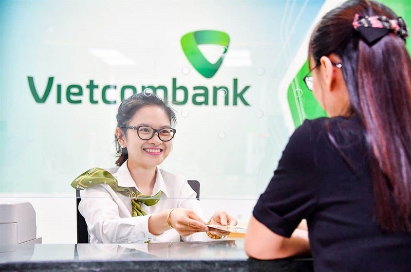 Khách hàng có thể nhận tiền trực tiếp tại quầy giao dịch của ngân hàng Vietcombank